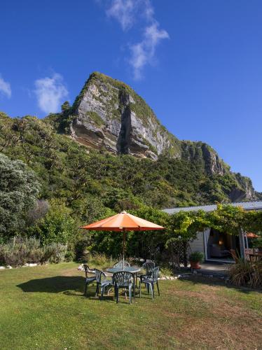 Cliffscapes - carbon neutral hotel in Unknown City