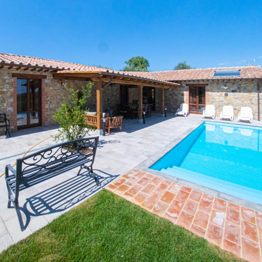 Villa Il Melograno — 4-Star Luxury Hotel in Parrano, Italy
