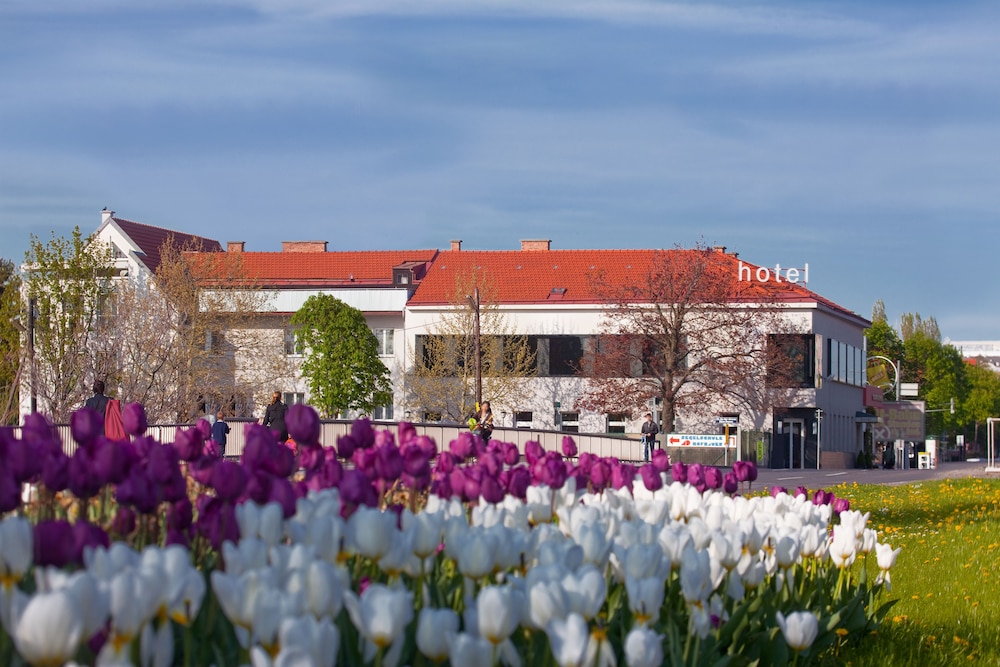 Strandhotel Alte Donau — 4-Star Luxury Hotel in Vienna, Austria
