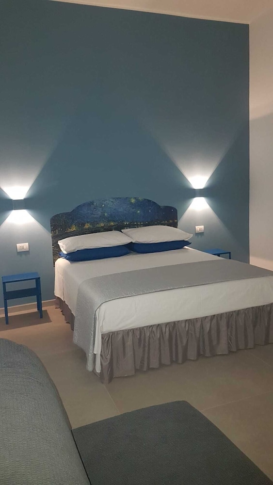 Partenope 10 - carbon neutral hotel in Naples