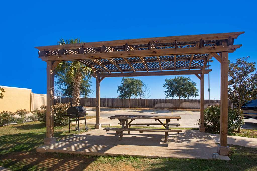La Quinta Inn & Suites by Wyndham Pearsall - photo 41
