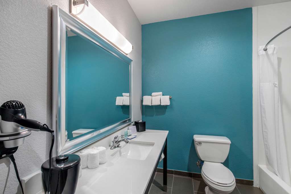 Clarion Inn & Suites DFW North - photo 36