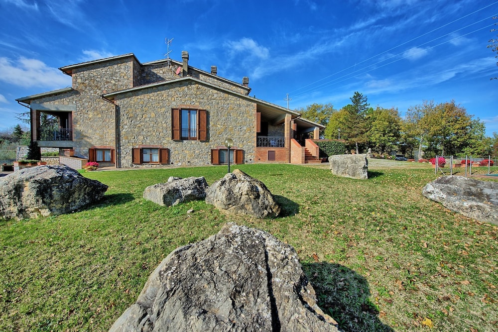 Villa Orizzonte — 4-Star Luxury Hotel in Castelnuovo Berardenga, Italy