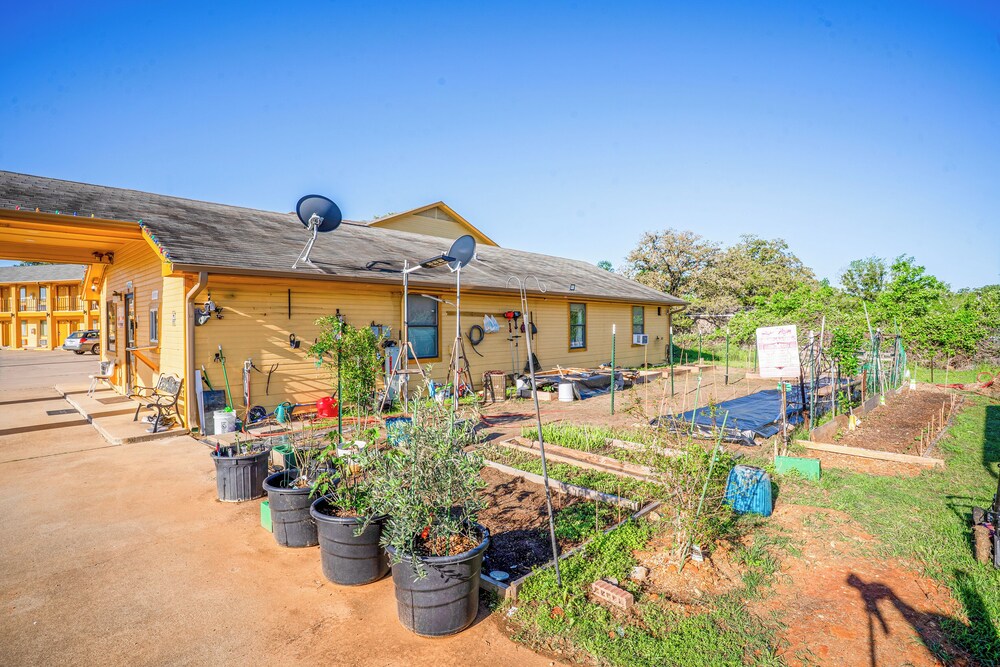 Regency Inn By OYO Rockdale TX - photo 44