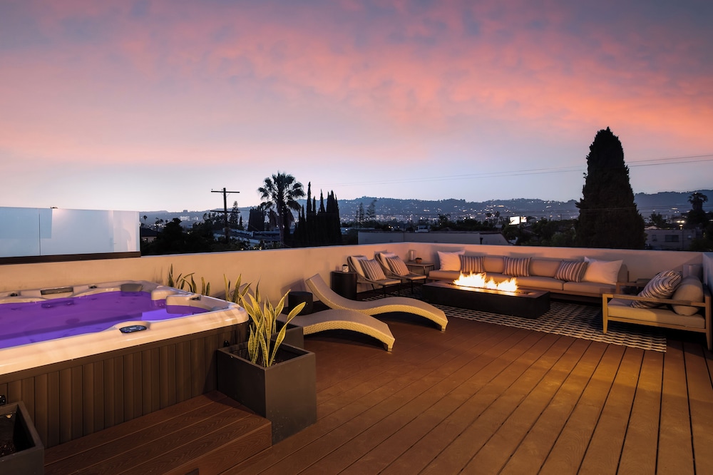 Casa Zenithia by Oraklus — 4-Star Luxury Hotel in Los Angeles, United States