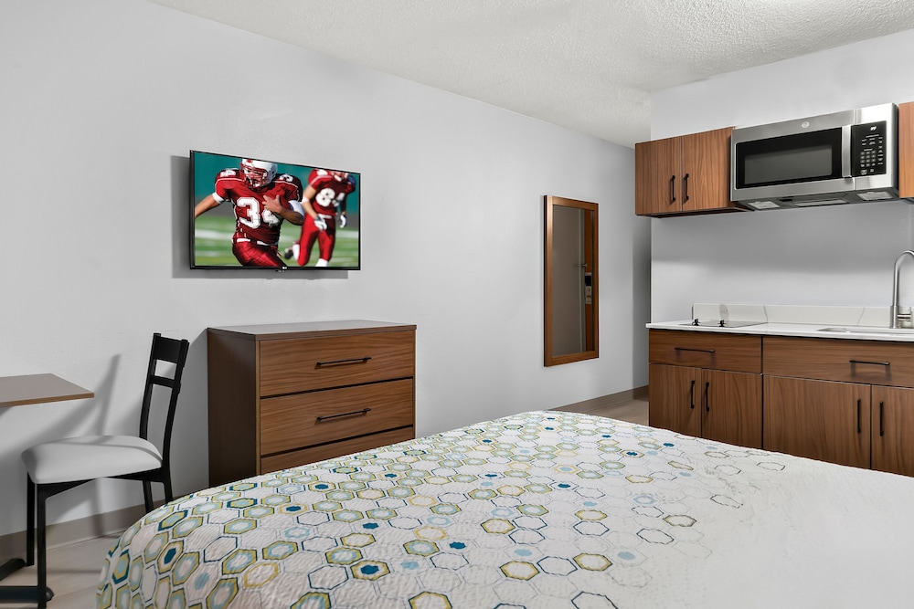 HomeTowne Studios by Red Roof Auburn Hills - photo 13