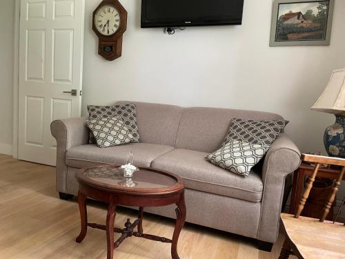 Harvest Moon Trail Hideaway - carbon neutral hotel in Middleton