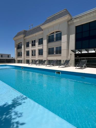 Apart France Un dormitorio con gim piscina y estacionamiento — 4-Star Luxury Hotel in Rio Cuarto, Argentina