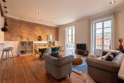 Confort y Diseño con Vistas al Casco Viejo — 4-Star Luxury Hotel in Bilbao, Spain