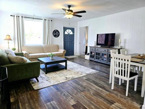 Salt Lick Creek Cottage — 4-Star Luxury Hotel in Red Boiling Springs, United States