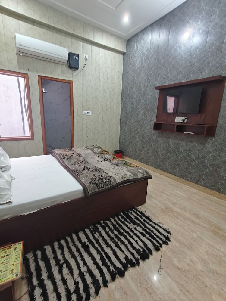 RK Dham Family Hotel Free Parking in Vrindavan, India