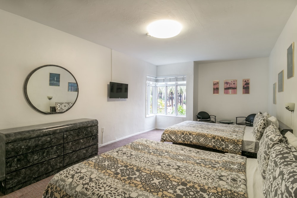 Tropics Hotel and Hostels - photo 14