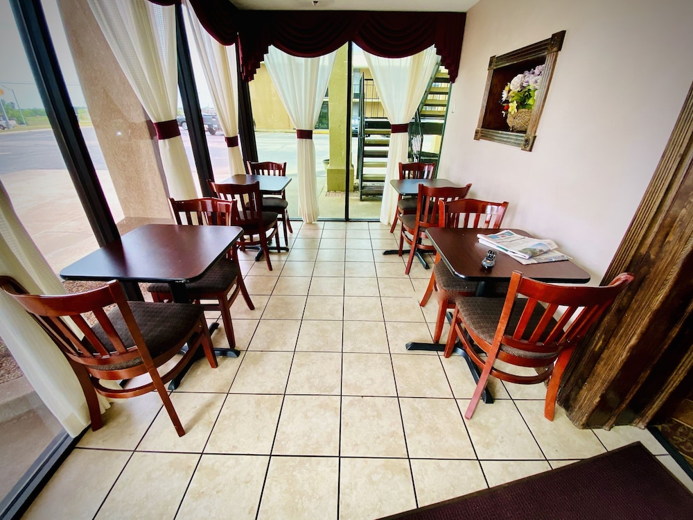 Super 8 by Wyndham Shawnee - photo 28