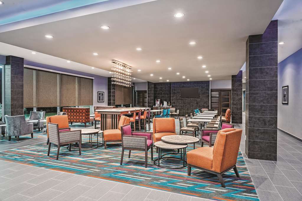 La Quinta Inn & Suites by Wyndham Dallas Grand Prairie North - photo 3