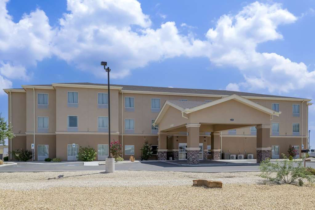Quality Inn & Suites Carlsbad Caverns Area - carbon neutral hotel in Carlsbad