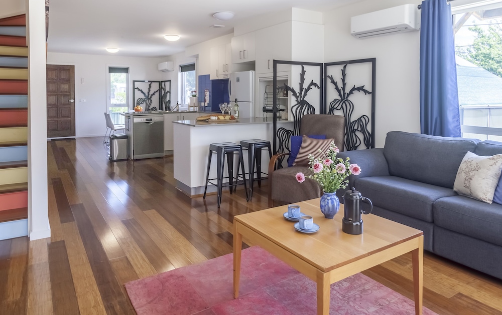 One of a Kind Apartments — 4-Star Luxury Hotel in Dickson, Australia