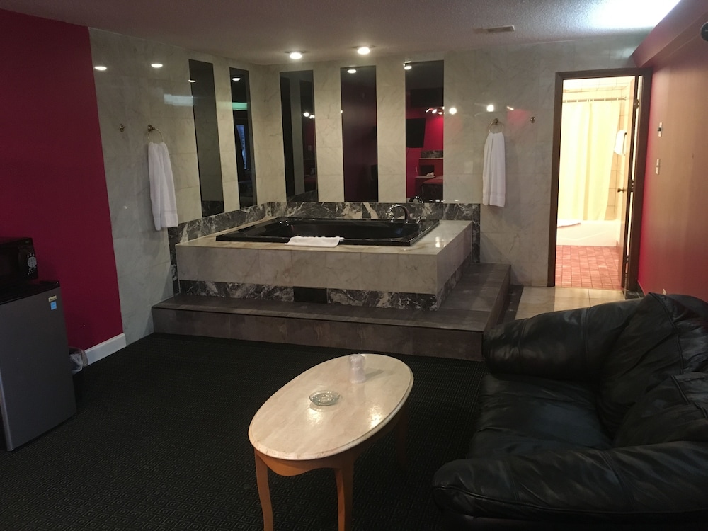 Midway Inn & Suites - photo 14