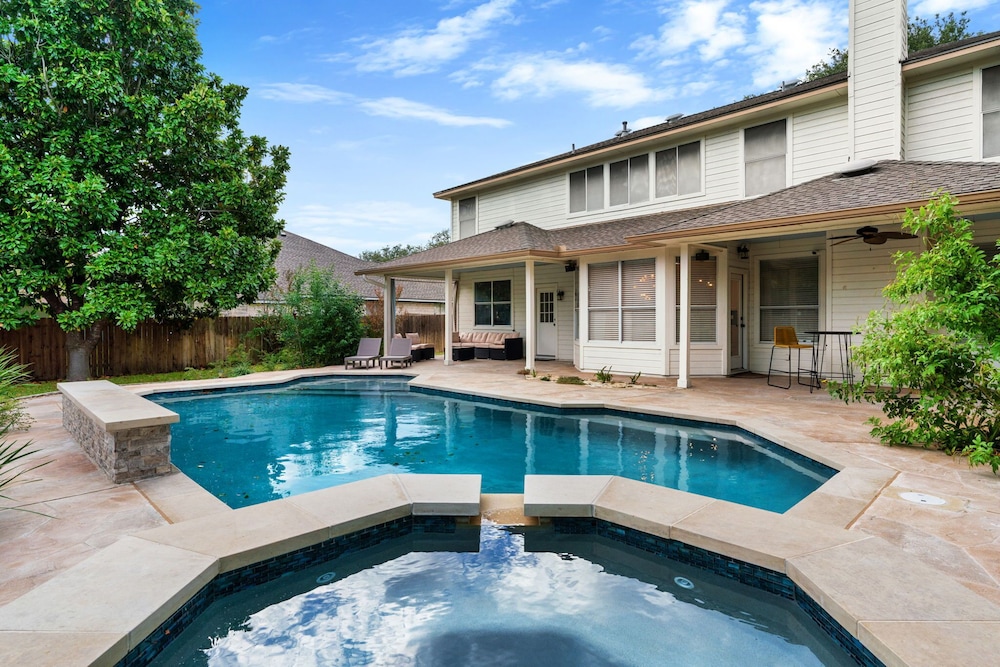 Incredible Heated Pool Tub Gameroom — hotel in Pflugerville