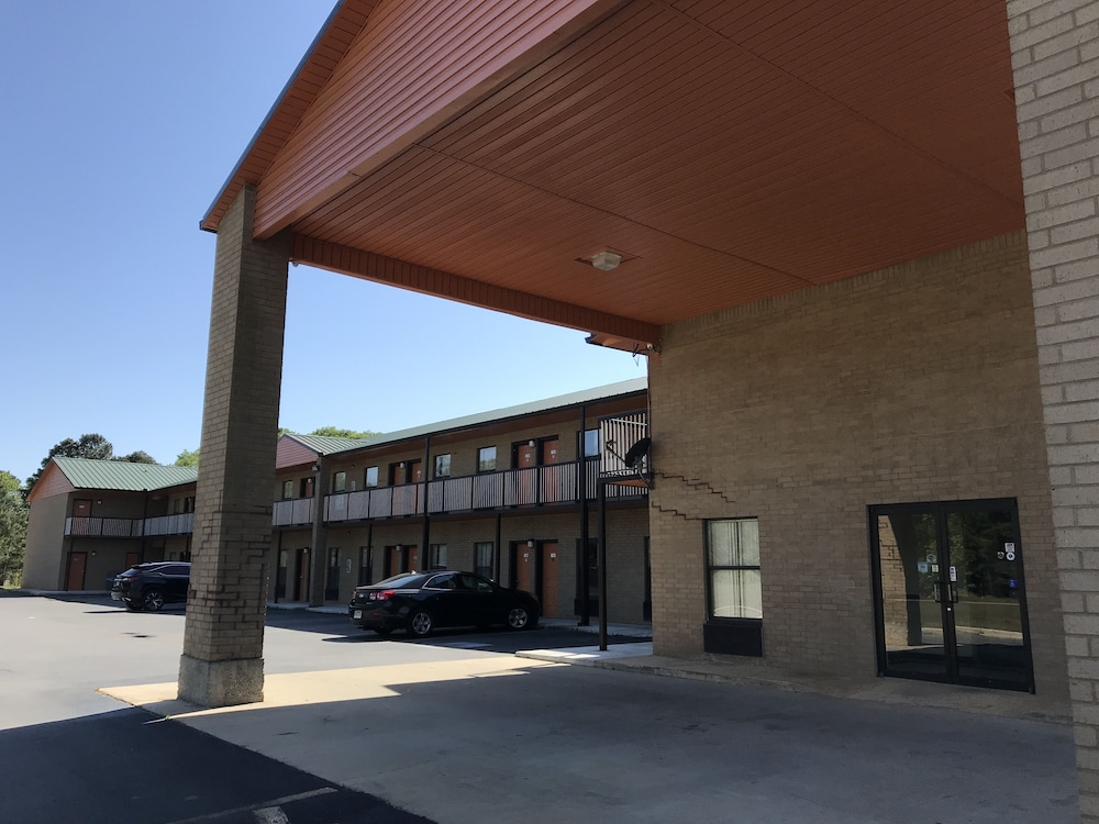 Clairmont Inn & Suites Warren - photo 41