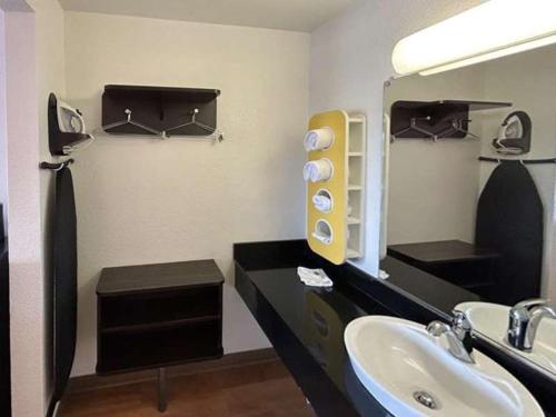 Studio 6 Suites Riverside CA South - photo 15