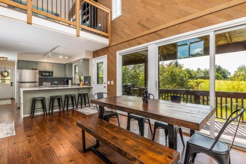 Fox Wood Path Getaway — hotel in Galena