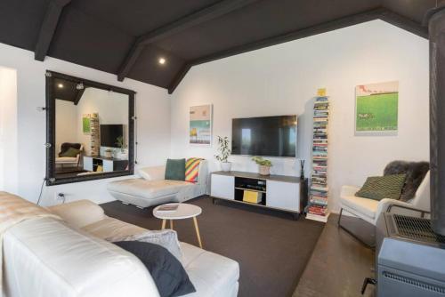 Stylish 2 bedroom home with great garden and bath — 4-Star Luxury Hotel in Queenstown, New Zealand