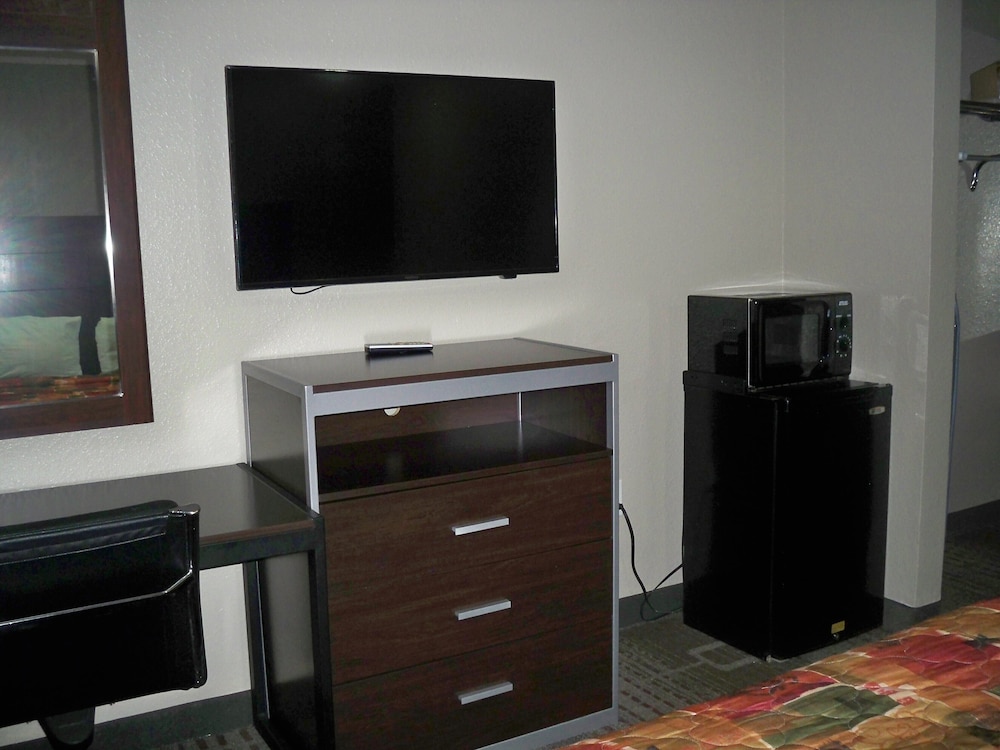 Scottish Inn & Suites - photo 40