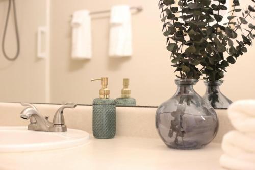 The Nomad at Gables King Bed Pool Garage — 4-Star Luxury Hotel in Gainesville, United States
