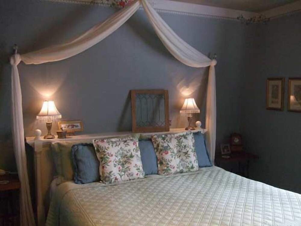 The Iron Gate Inn - photo 6