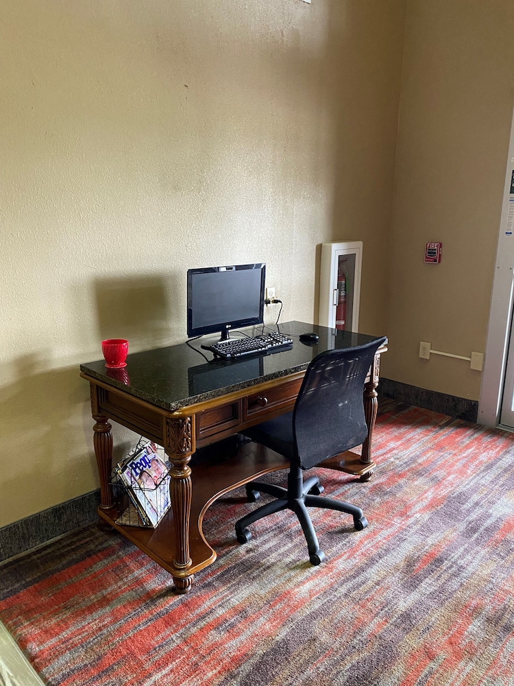 AmericInn by Wyndham Maquoketa - photo 21