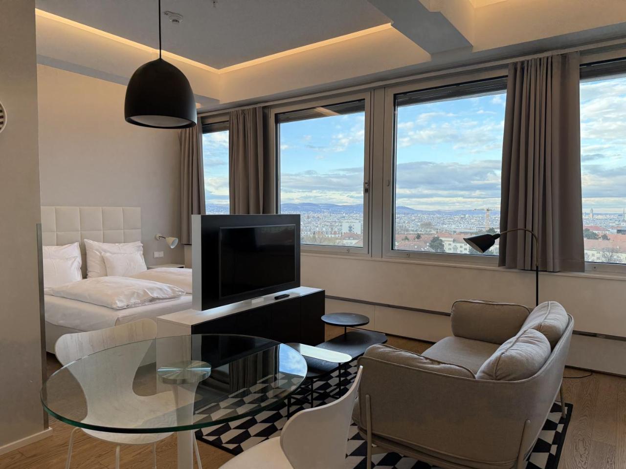 Skyline View Gym Parking Supermarket Restaurant Self Ceck In — 4-Star Luxury Hotel in Vienna, Austria