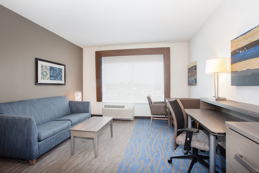 Holiday Inn Express & Suites Great Bend by IHG - photo 7