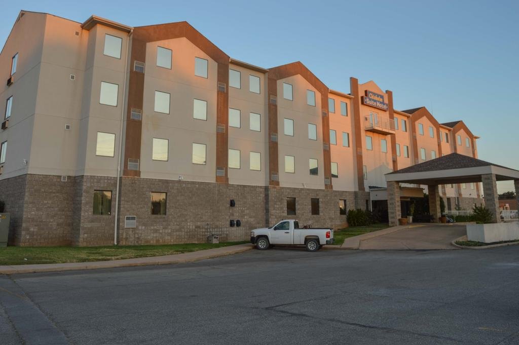 Chisholm Suite Hotel — hotel in Duncan
