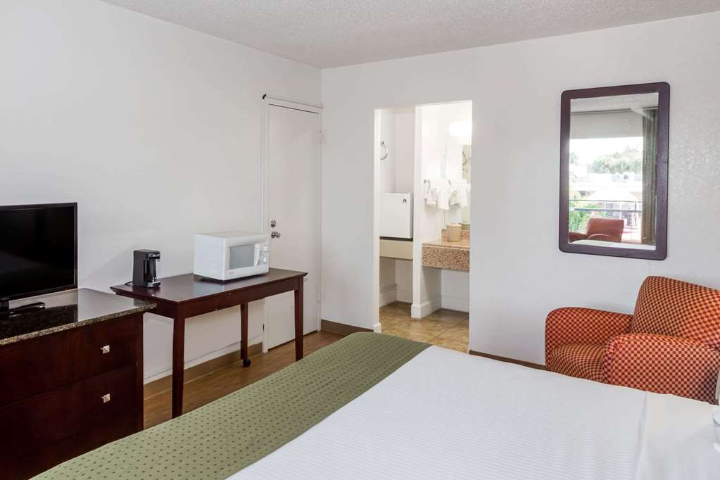Days Inn by Wyndham St. Petersburg Tampa Bay Area - photo 12