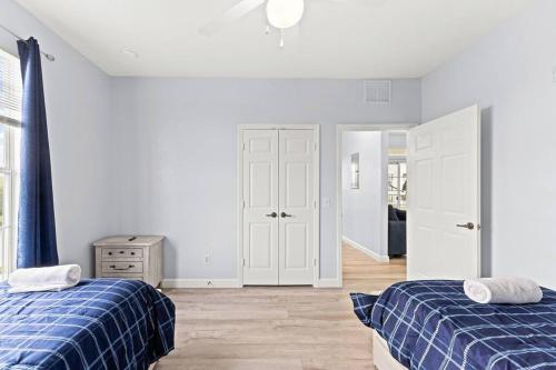 10 Min to Disney Renovated 3BR Condo Sleeps Resort Pool — 4-Star Luxury Hotel in Kissimmee, United States