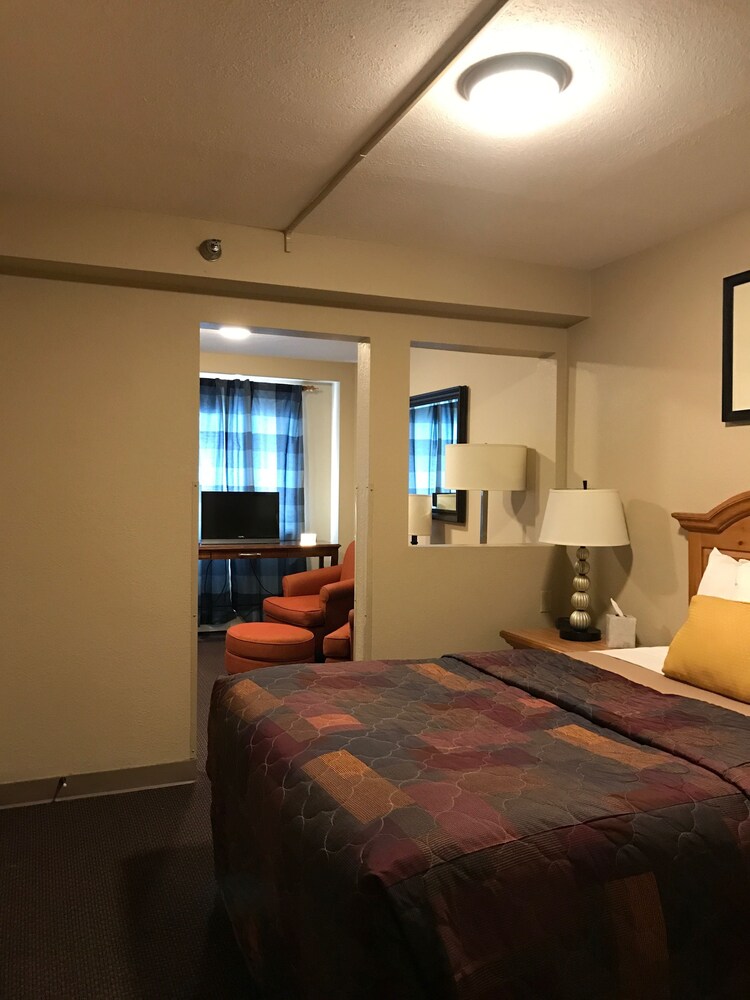 Lakeshore Inn & Suites - photo 16