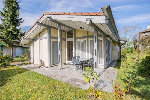 Ferienwohnpark Immenstaad am Bodensee Satteldachhaus Typ 10 SDS 125 — hotel in Immenstaad Am Bodensee