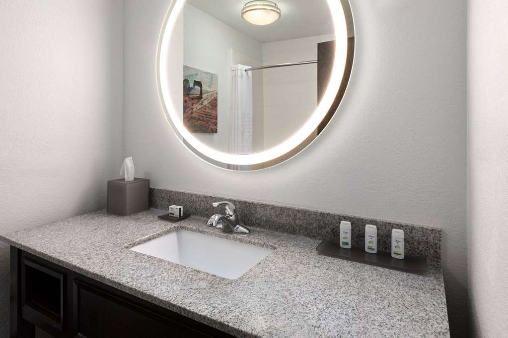 La Quinta Inn & Suites by Wyndham Meridian - photo 21