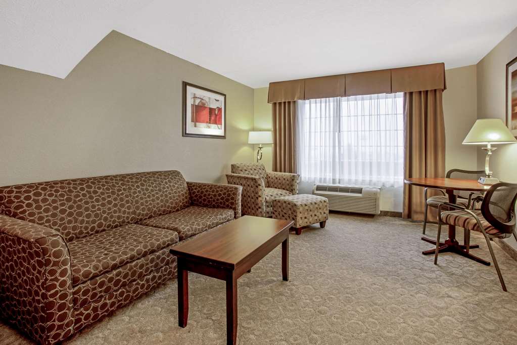 La Quinta Inn & Suites by Wyndham Bismarck - photo 29