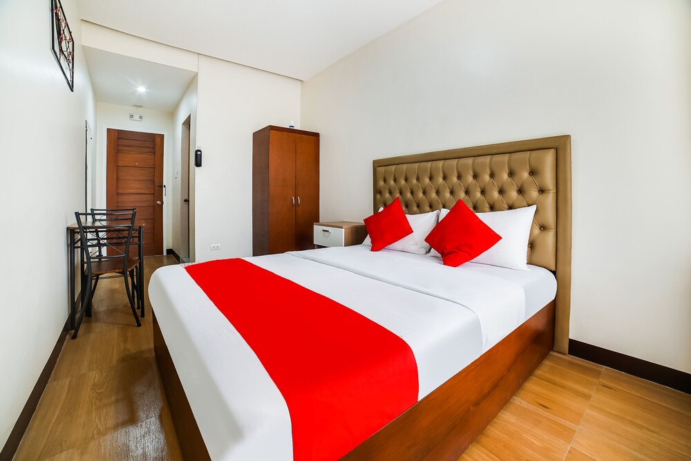 OYO 256 Sakura Suites in Magugpo Poblacion, Philippines