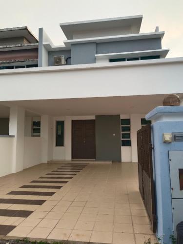 8Pax comfortable setia residen - last minute hotel in Unknown City