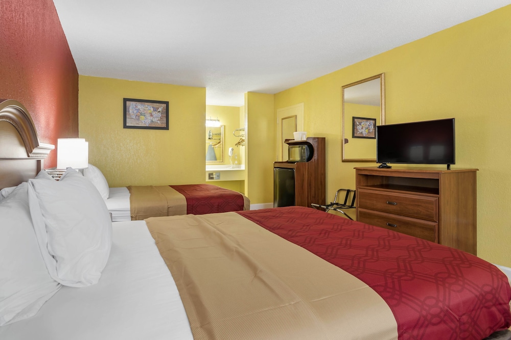 Econo Lodge Douglas - photo 33