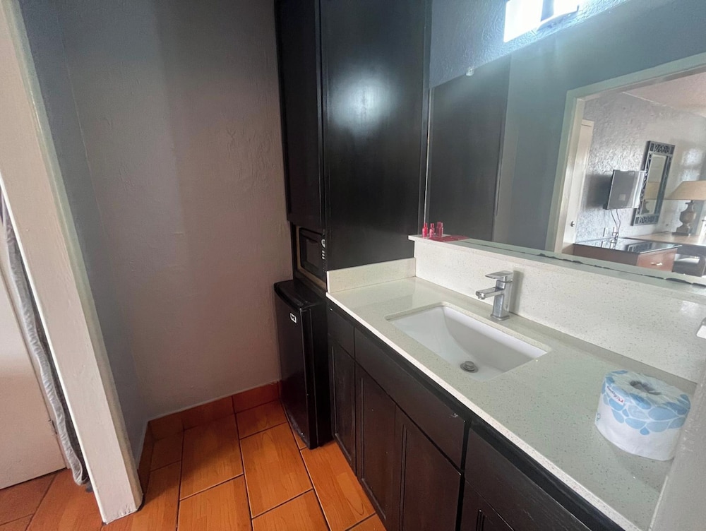 La Posada Inn By OYO Brownsville - photo 30
