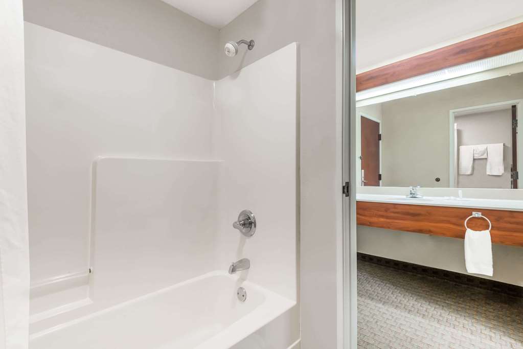 Days Inn by Wyndham Norton - photo 10