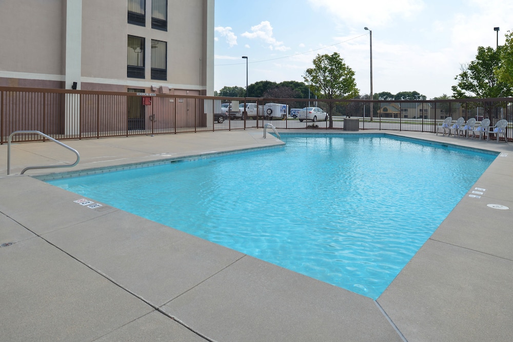 New Victorian Inn & Suites - photo 25