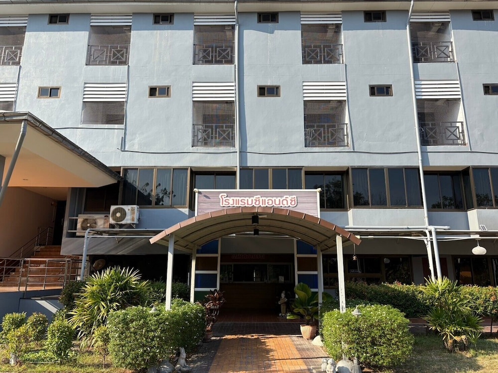 Cabbages Condoms Hotel Ratchaburi — Photharam