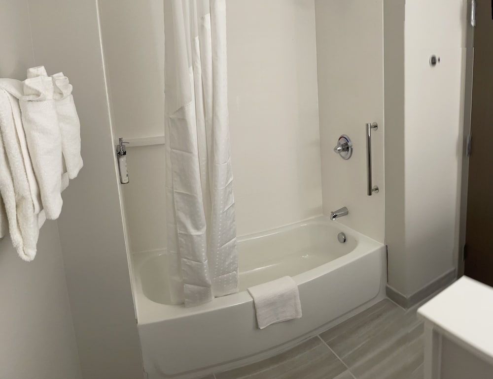Holiday Inn Express & Suites Muskegon Grand Haven an IHG Hotel - photo 20