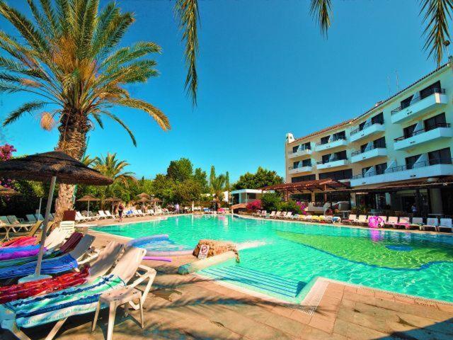 2 bedroom townhouse close to Paphos harbour use of onsite facilities