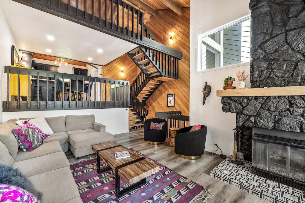 Ridgepoint Retreat Mountain Escape for 8 w Resort Amenities in Avon, United States