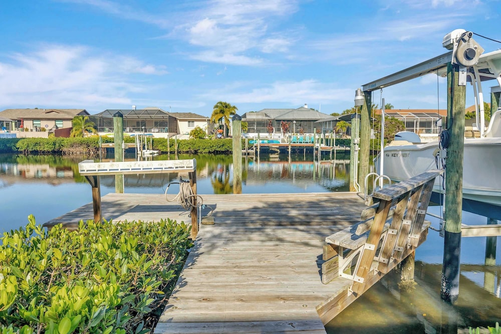 Waterfront Pool House w Heated Pool — 4-Star Luxury Hotel in Apollo Beach, United States